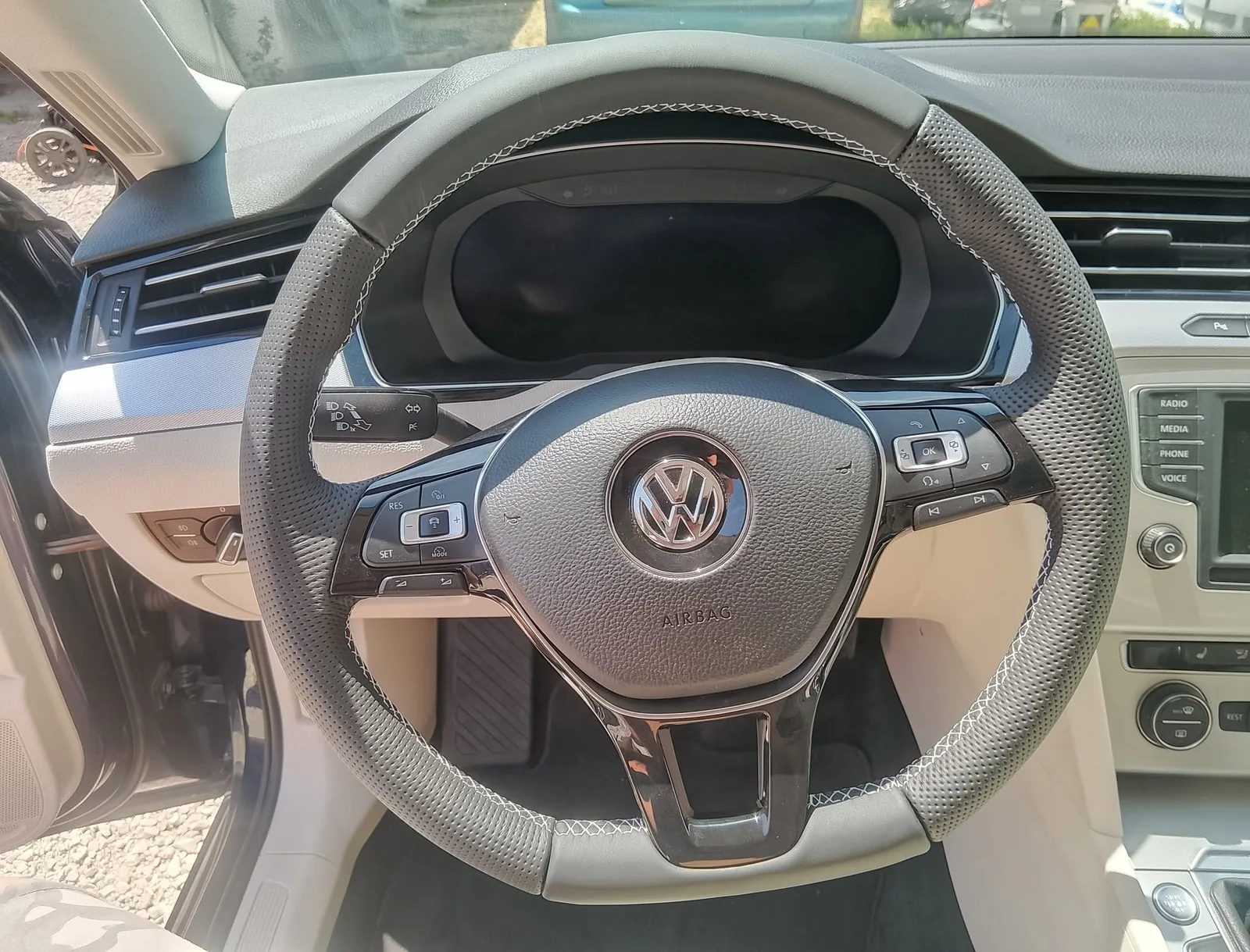 Neu bezogenes VW Lenkrad mit heller Naht